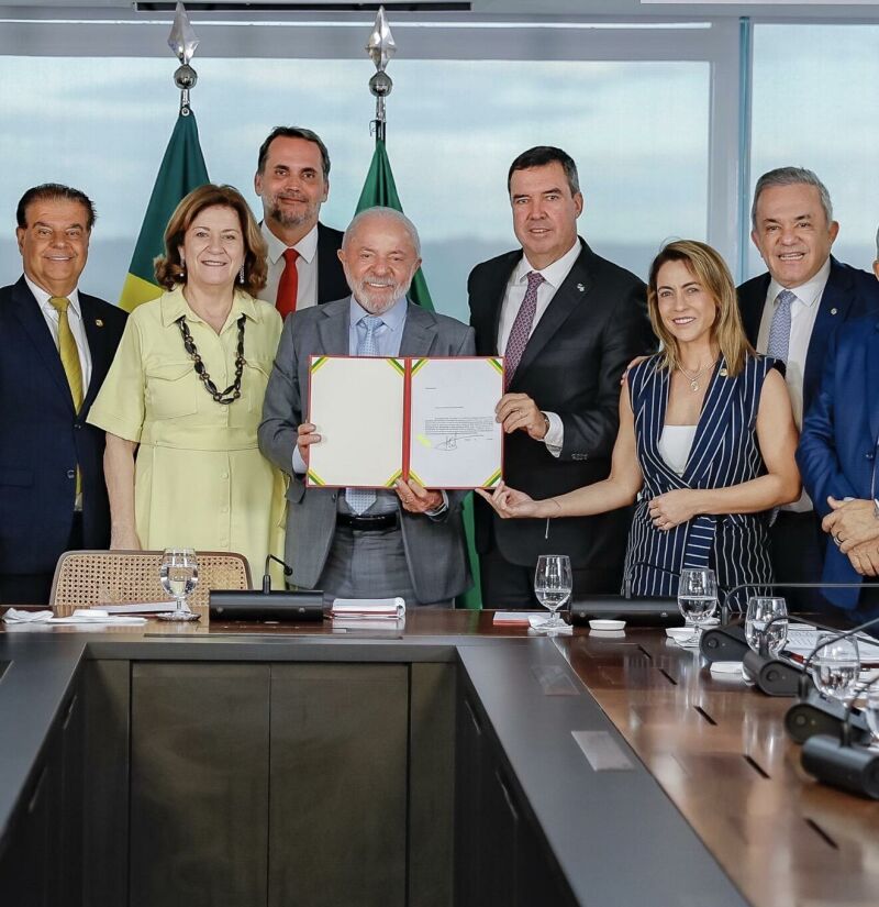 Imagem ilustrativa da matéria Lula, Soraya Thronicke e Riedel viabilizam mais de R$ 1 bilhão para 800 km de rodovias em MS